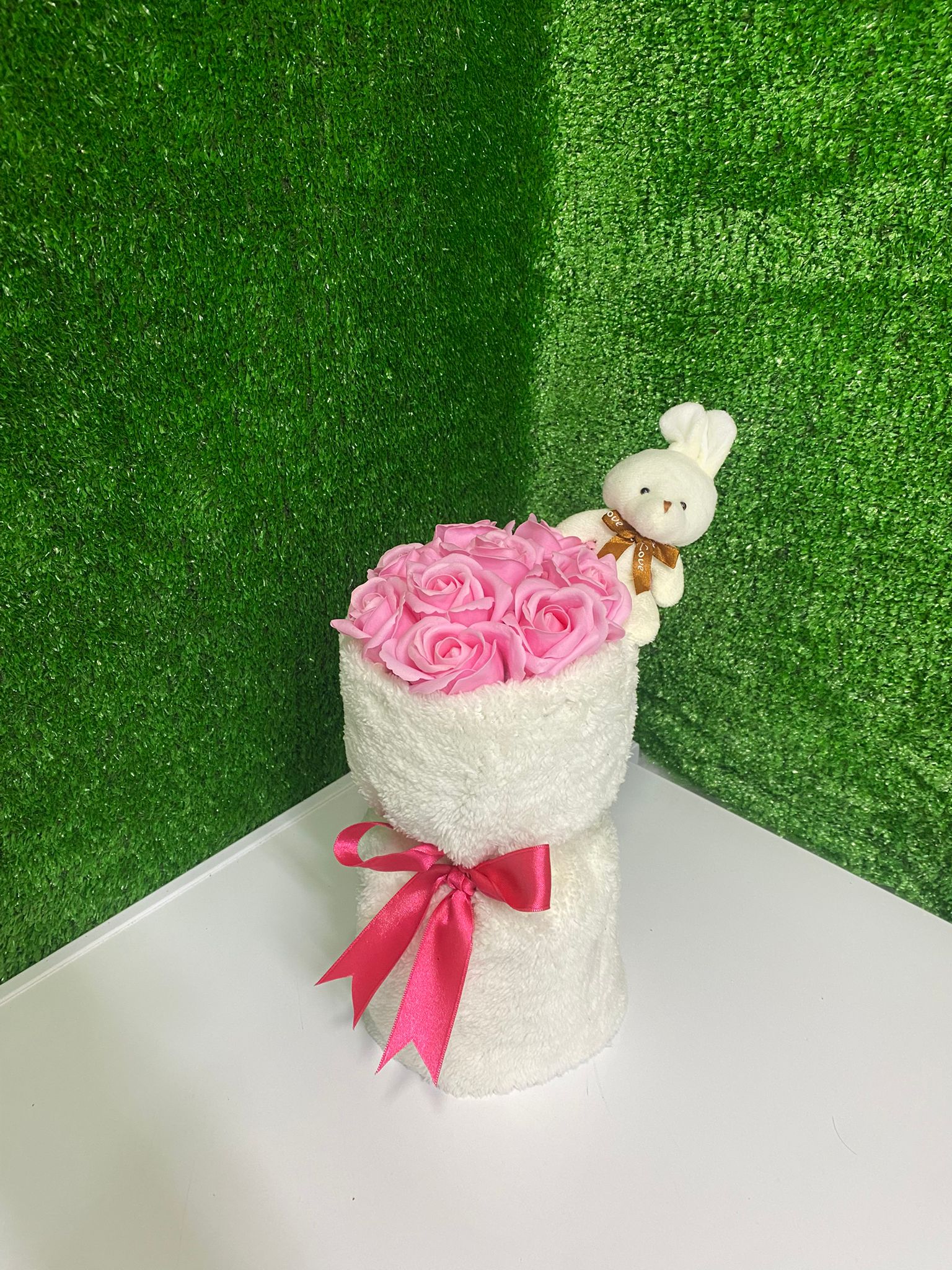 Peluş Kaplı Pembe Gül Aranjmanı – Tavşan Detaylı Sevimli Hediye