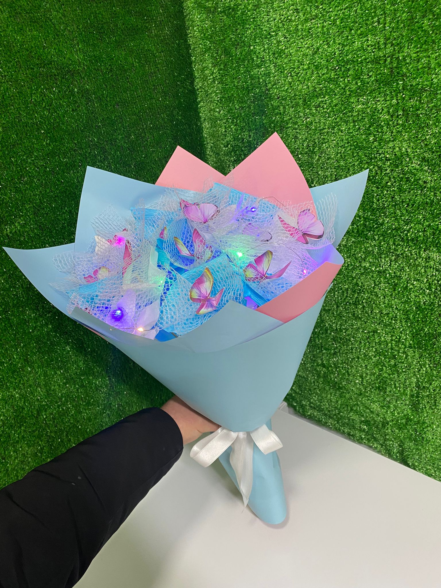 Işıltılı Kelebek Buketi – LED Işıklı Özel Tasarım