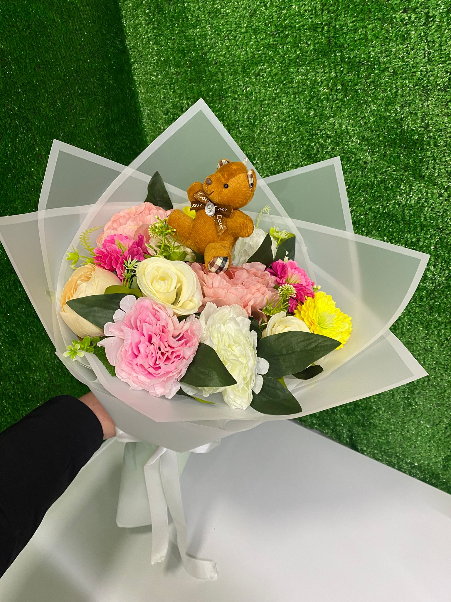 Tatlı Ayıcık Buketi – Renkli Çiçek Aranjmanı