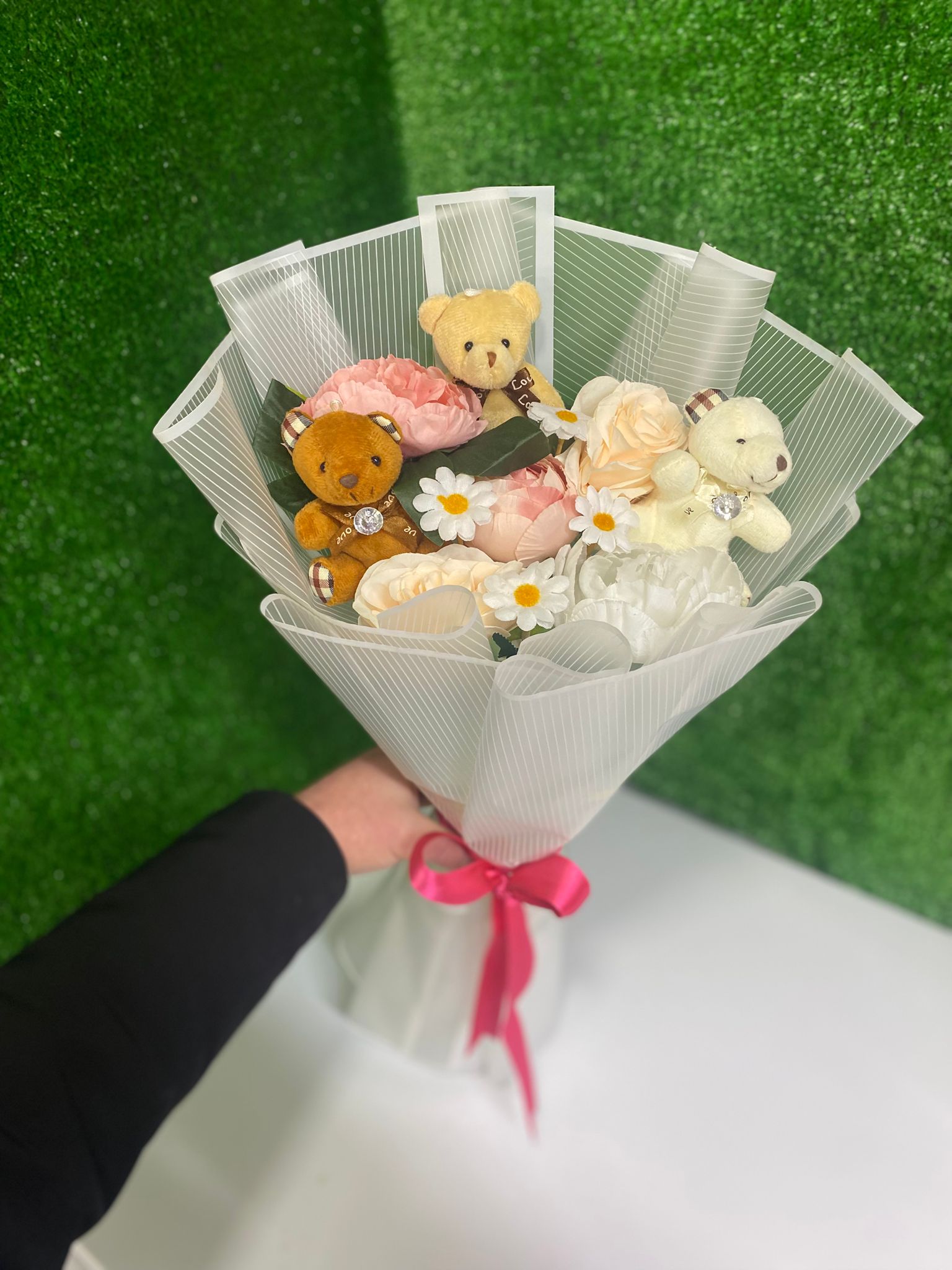 Üçlü Ayıcık Buketi – Sevimli Karışık Çiçek Aranjmanı